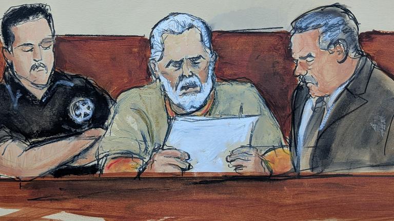 Auf dieser Gerichtsskizze verliest Ismael „El Mayo“ Zambada (Mitte) vor einem Bundesgericht im New Yorker Stadtteil Brooklyn seine Erklärung zur Urteilsverkündung, flankiert von einem U.S. Marshal (links) und seinem Anwalt Frank Perez (rechts).