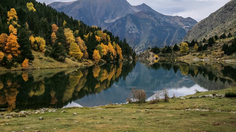 El Passet, der See, an dem der Freizeitpark Tyrovol liegt.