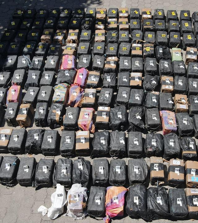 Pakete mit beschlagnahmtem Kokain liegen während einer Präsentation durch salvadorianische Sicherheitsbehörden in San Luis La Herradura, El Salvador, am 8. Juli 2026 auf dem Boden.