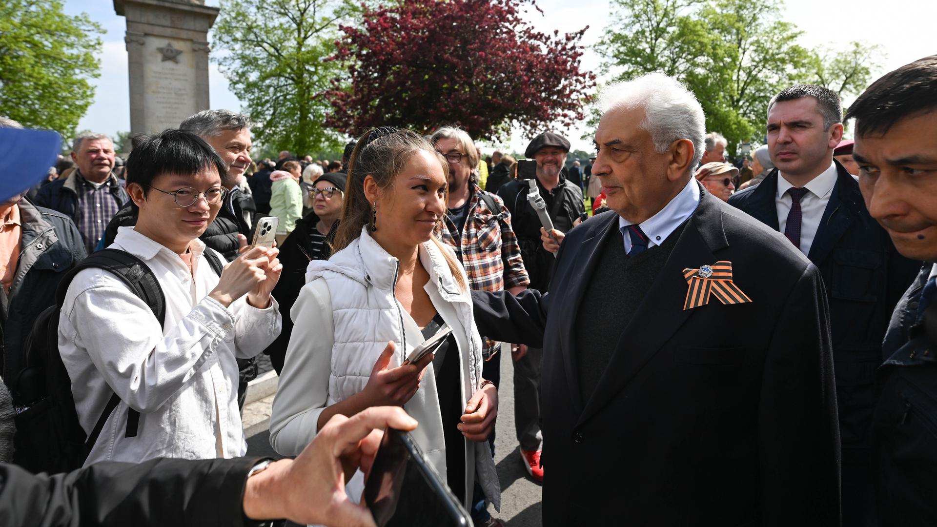 Sachsen, Torgau: Sergej Netschajew (3.v.r.), russischer Botschafter in Deutschland, nimmt am Gedenken zum 80. Jahrestag des sogenannten Elbe Day am Mahnmal der Begegnung in Torgau teil.