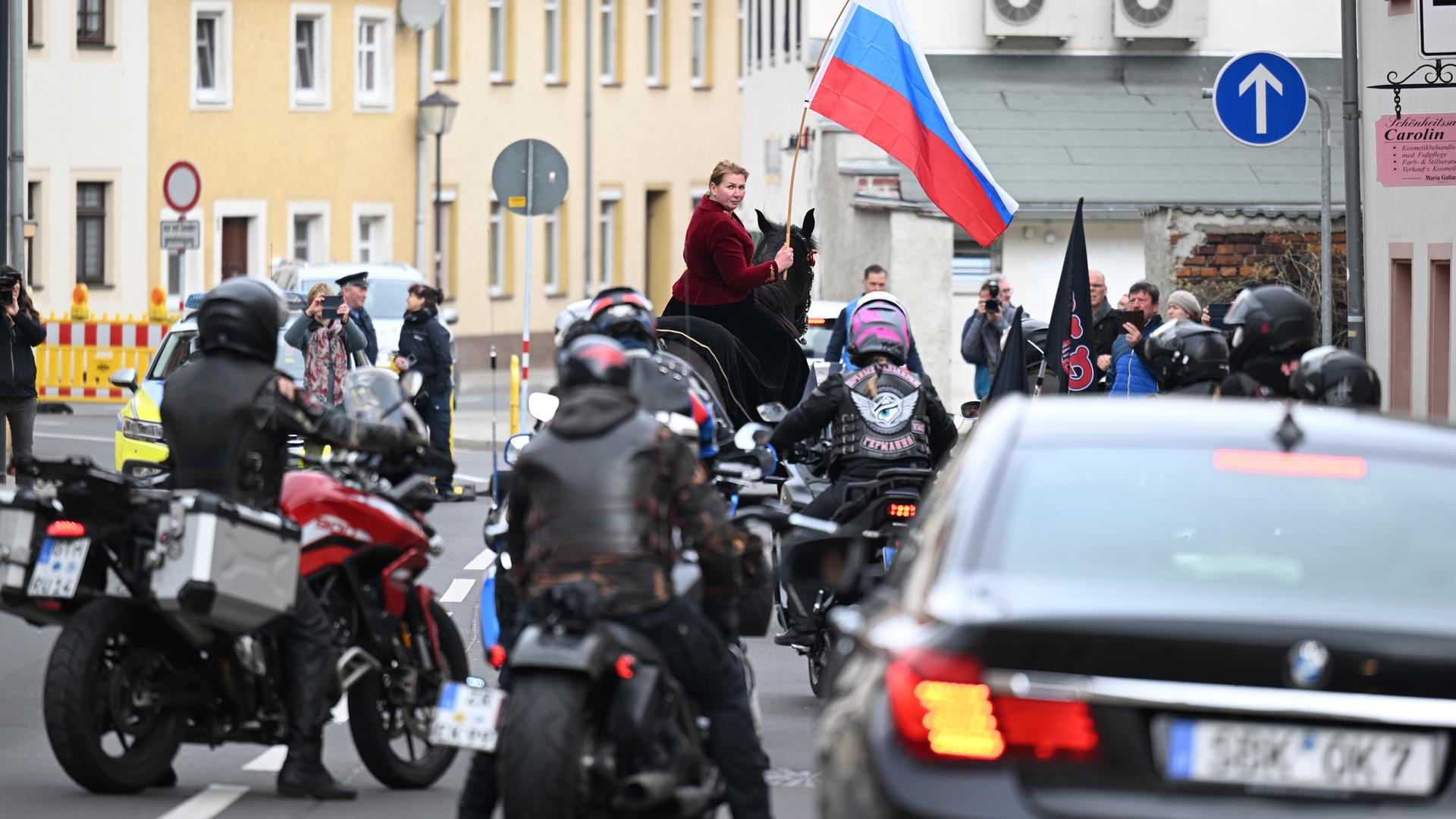 Sachsen, Torgau: Mitglieder des russischen Motorrad- und Rockerclubs "Nachtwölfe" nehmen am 80. Jahrestag des sogenannten Elbe Day beim Gedenken am Mahnmal der Begegnung in Torgau teil.