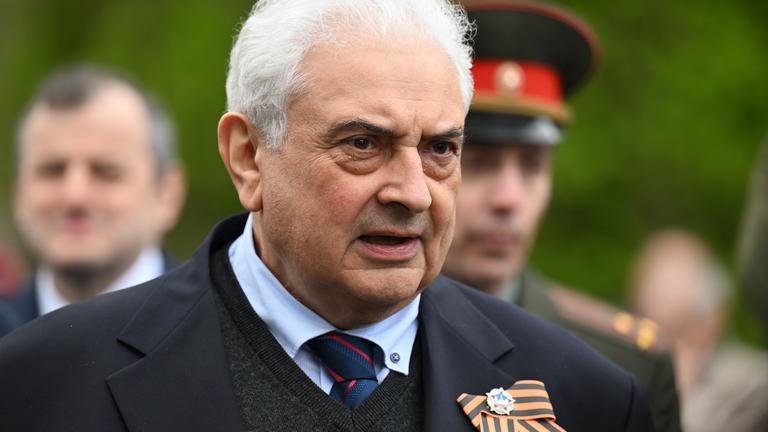 Sachsen, Torgau: Sergej Netschajew, russischer Botschafter in Deutschland, nimmt am Gedenken zum 80. Jahrestag des sogenannten Elbe Day am Mahnmal der Begegnung in Torgau teil.