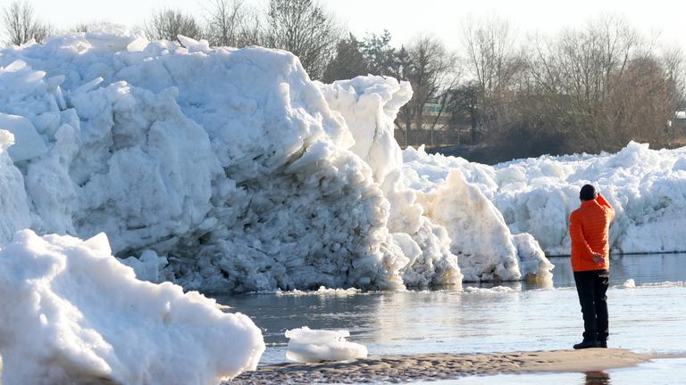 Große Eisschollen auf der Elbe