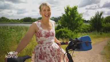Marina Wenk sitzt lachend auf dem Fahrrad