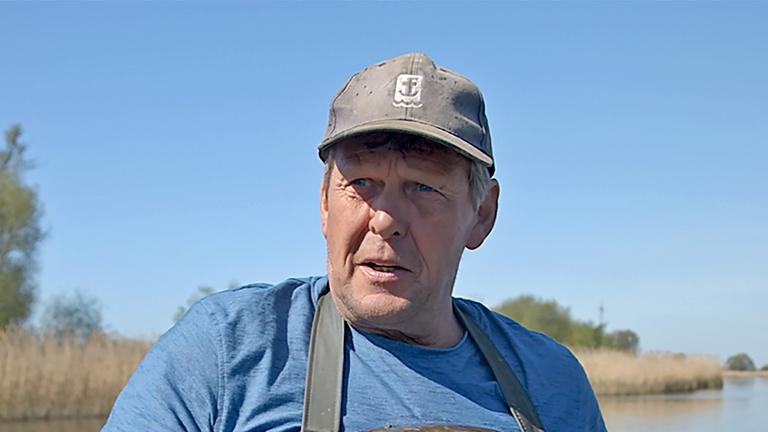 Elbfischer Eckhard Panz mit einem Karpfen