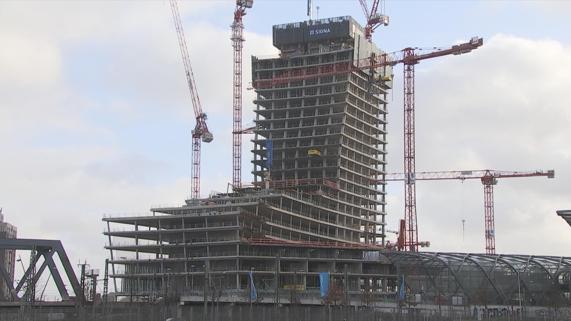 Auf dem Bild ist der Hamburger Elbtower zu sehen.