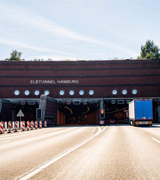 Nordportal des Elbtunnels mit dem Schriftzug "Elbtunnel Hamburg"
