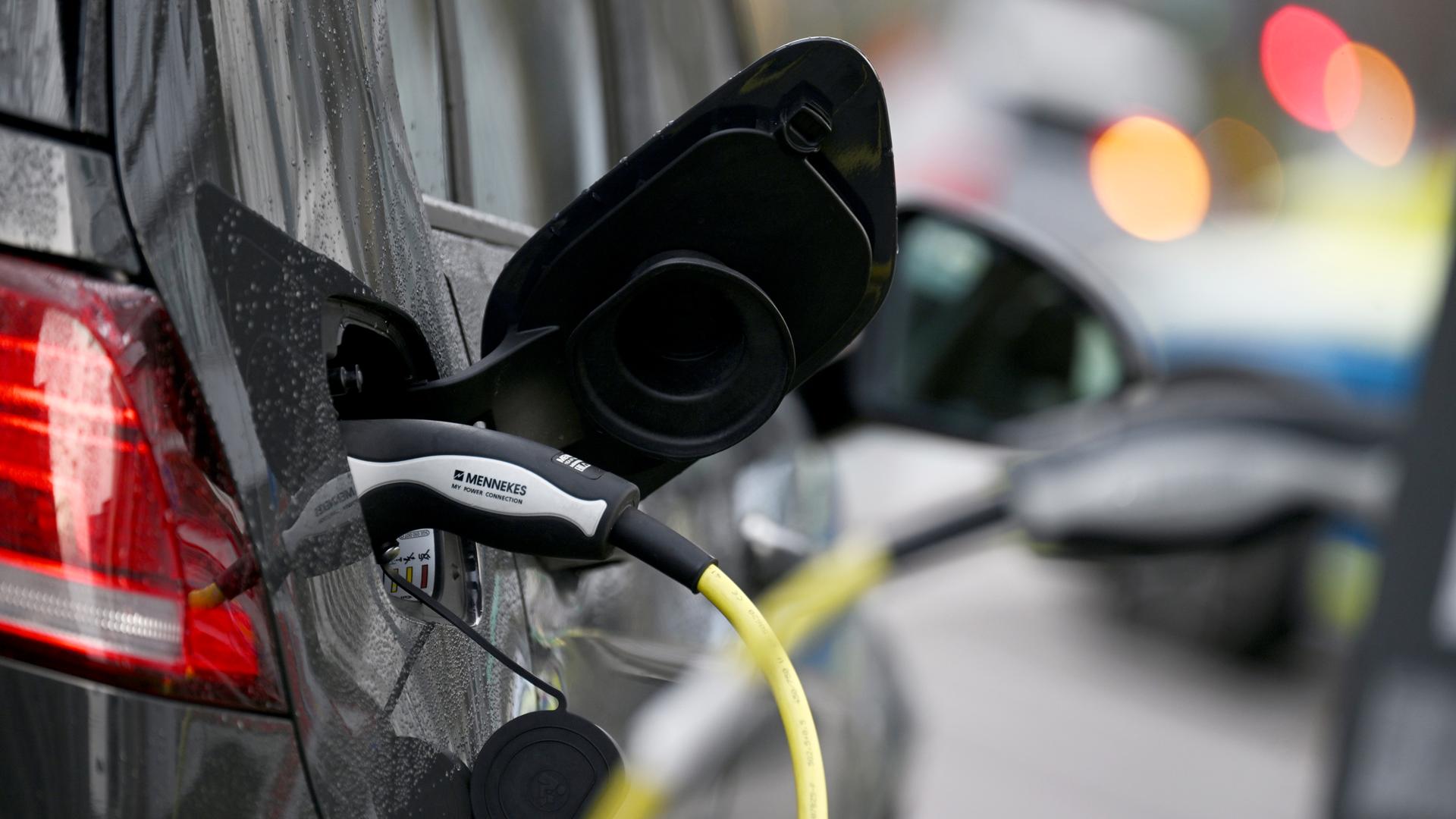 Ein Elektroauto wird an einer Ladestation in der Innenstadt geladen.