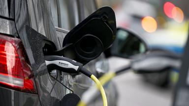 Ein Elektroauto wird an einer Ladestation in der Innenstadt geladen.