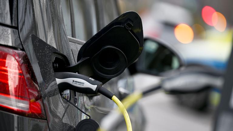 Ein Elektroauto wird an einer Ladestation in der Innenstadt geladen.