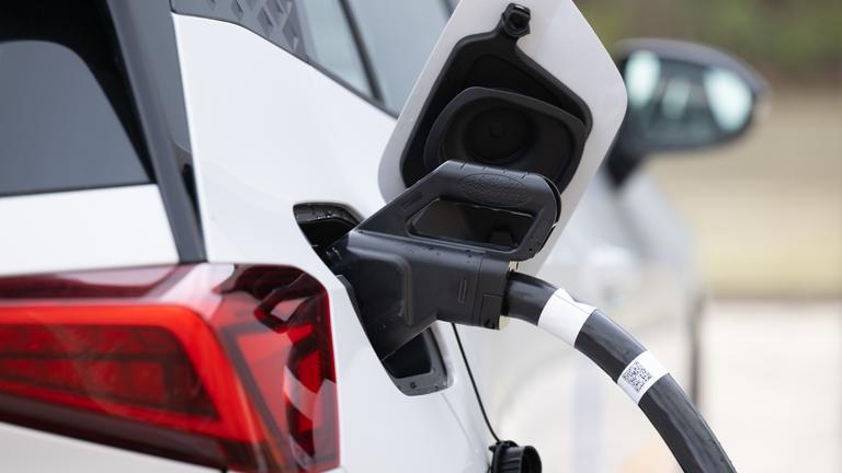 Ein Ladekabel steckt auf einem Ladepark der EnBW Energie Baden-Württemberg AG im Tankstutzen eines Elektroautos. 