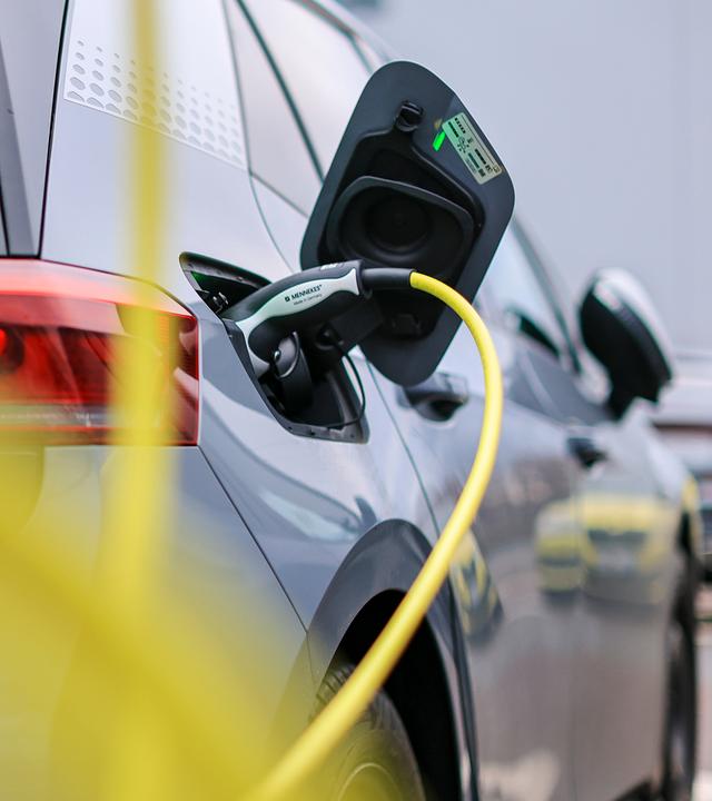 Elektroauto lädt an Ladesäule (Archivfoto)