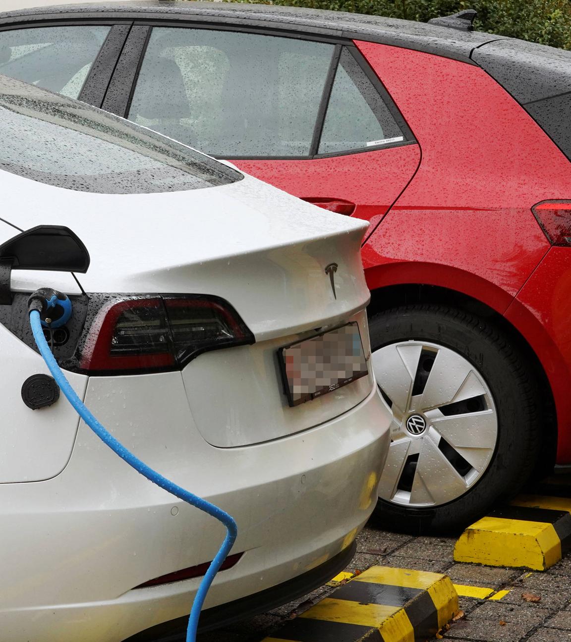Elektroauto wird aufgeladen (Archivfoto)