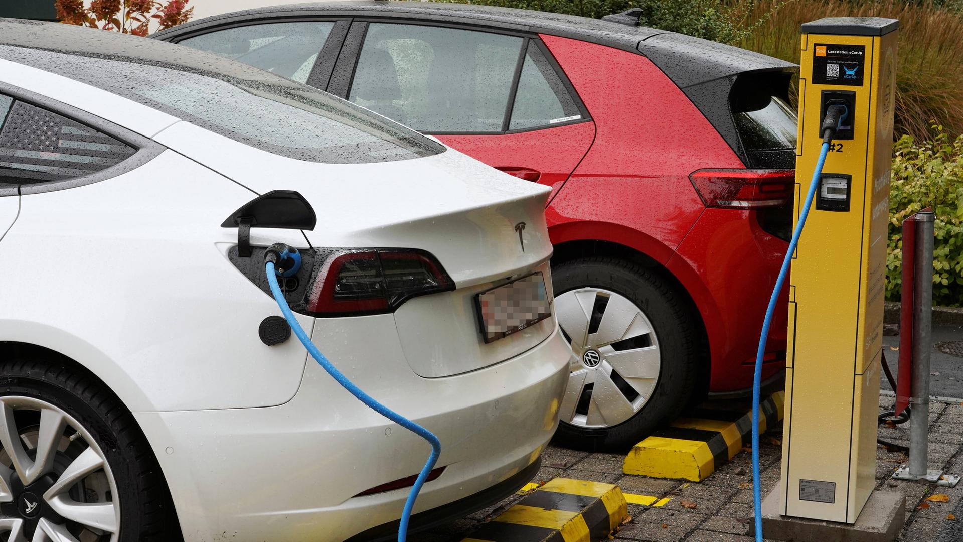 Elektroauto wird aufgeladen (Archivfoto)