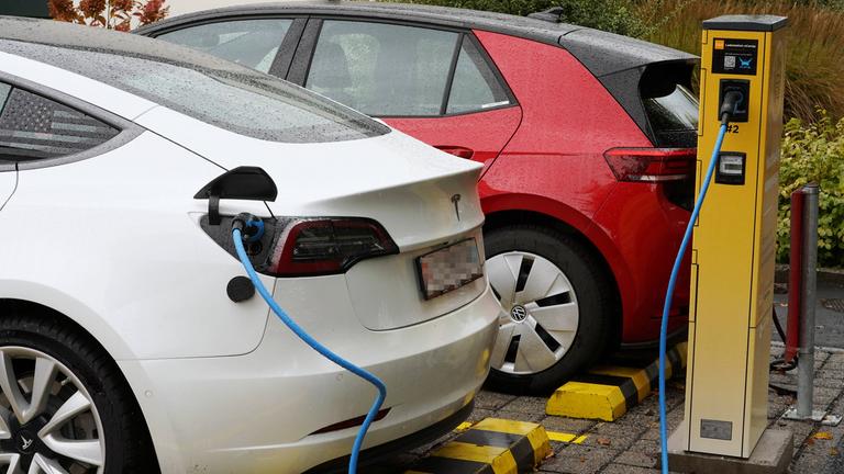 Elektroauto wird aufgeladen (Archivfoto)