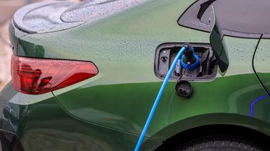  Sachsen, Leipzig: Ein Elektrofahrzeug von BMW lädt an einer Ladesäule. 