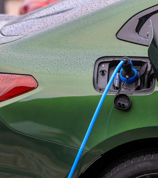  Sachsen, Leipzig: Ein Elektrofahrzeug von BMW lädt an einer Ladesäule. 