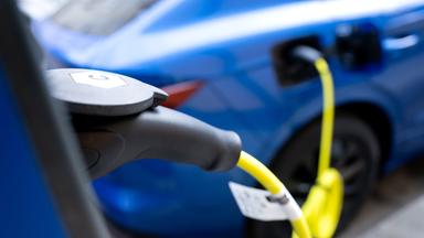 Bayern, München: Ein Elektroauto steht in der Innenstadt an einer Ladesäule.