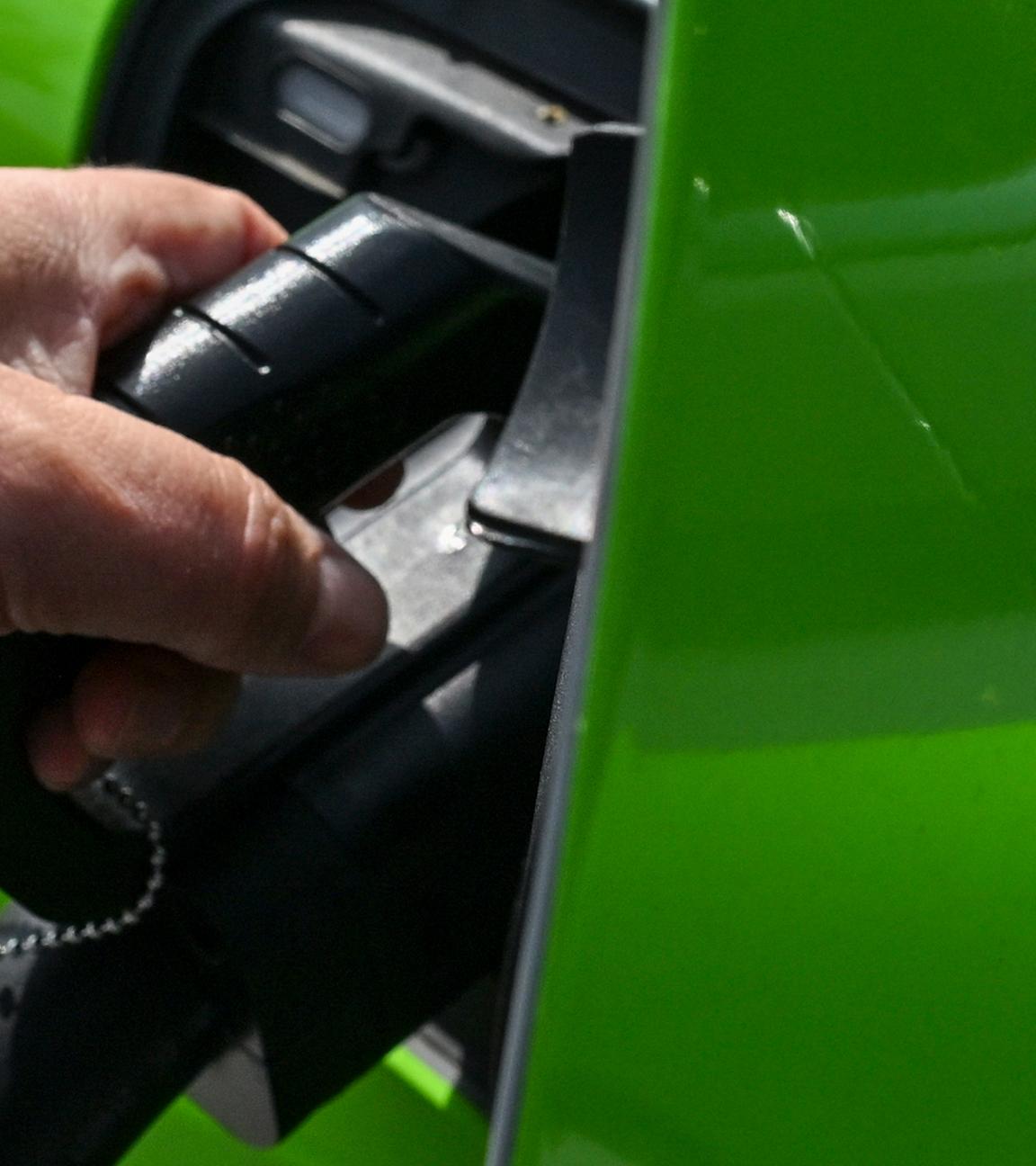  Ein Elektroauto wird an einer Ladesäule auf dem Parkplatz vor Ikea geladen. 