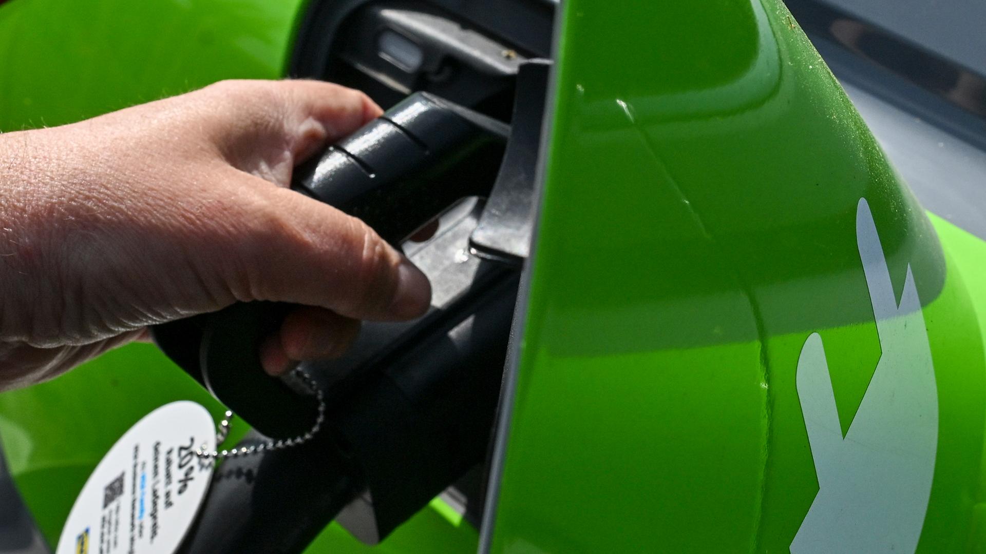  Ein Elektroauto wird an einer Ladesäule auf dem Parkplatz vor Ikea geladen. 