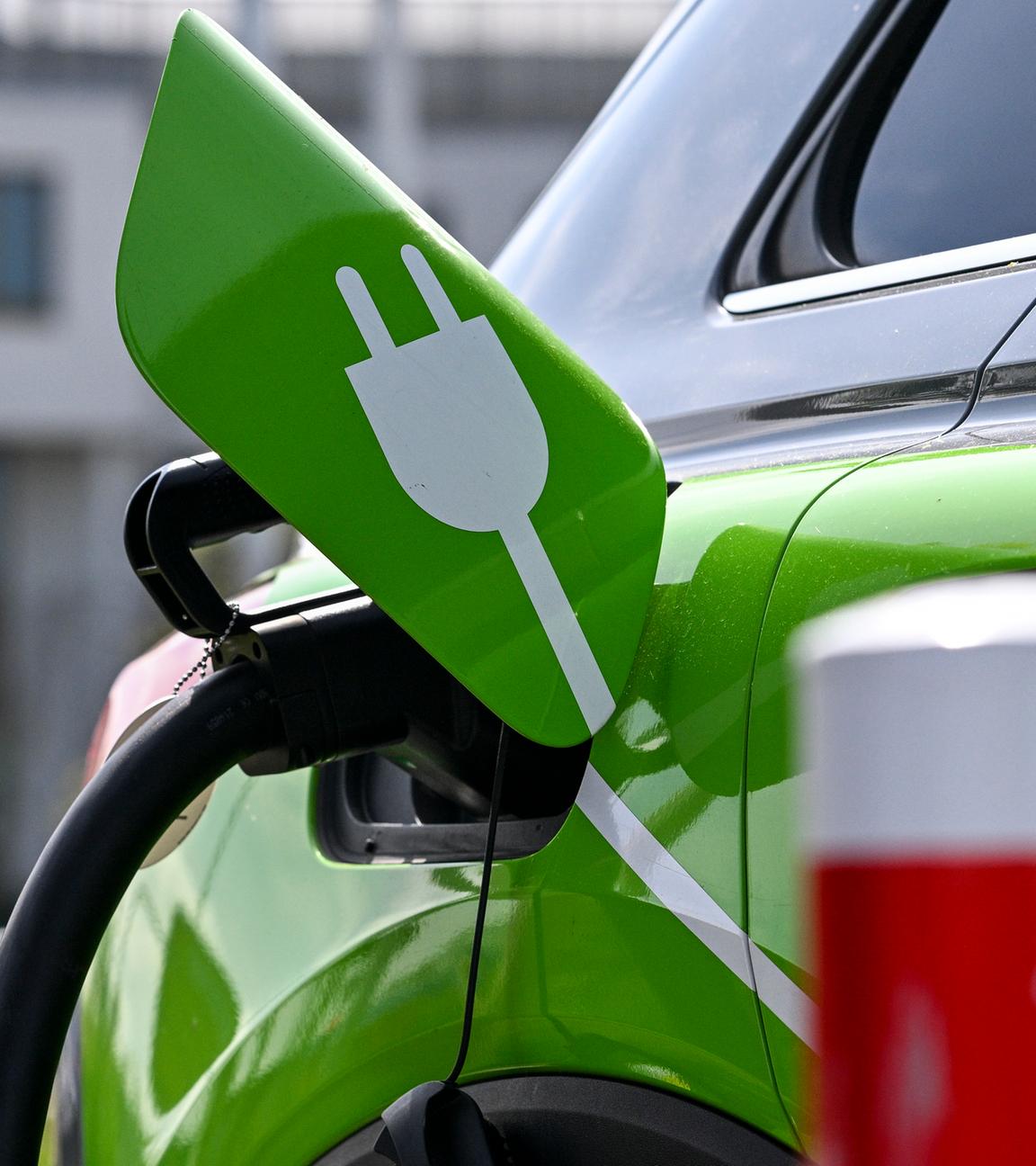 Symbolbild: Ein Elektroauto wird an einer Ladesäule auf dem Parkplatz vor Ikea geladen. 