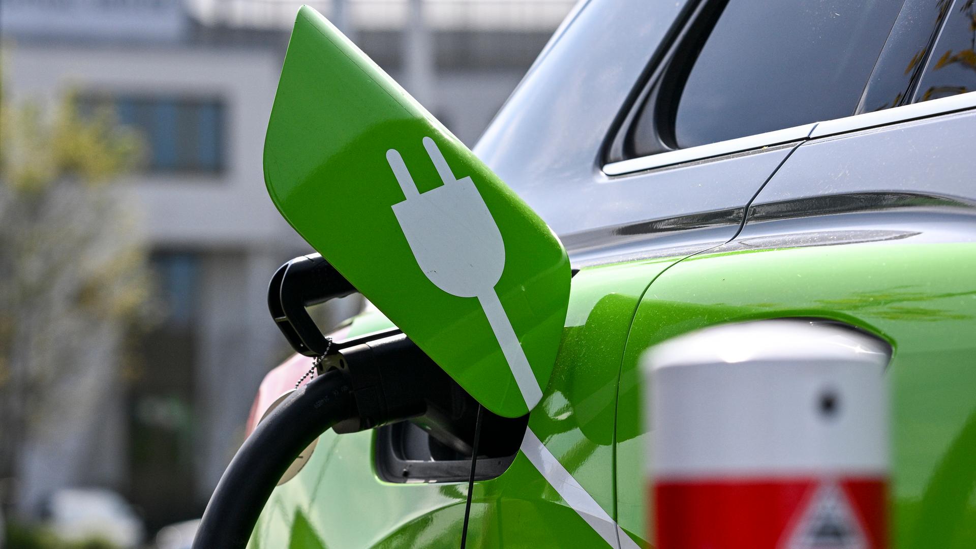 Symbolbild: Ein Elektroauto wird an einer Ladesäule auf dem Parkplatz vor Ikea geladen. 