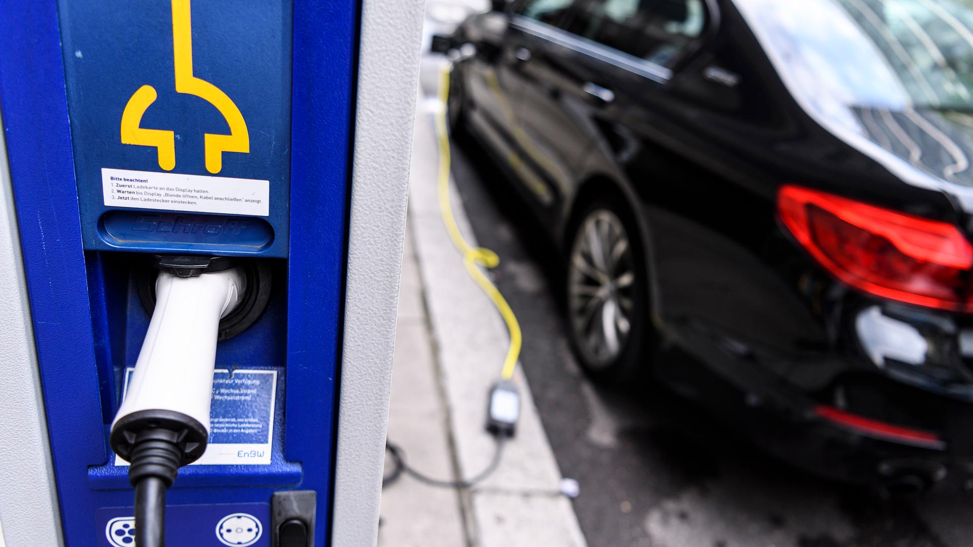 Baden-Württemberg, Stuttgart: Ein Auto steht an einer Elektroladestation in der Stuttgarter Innenstadt.