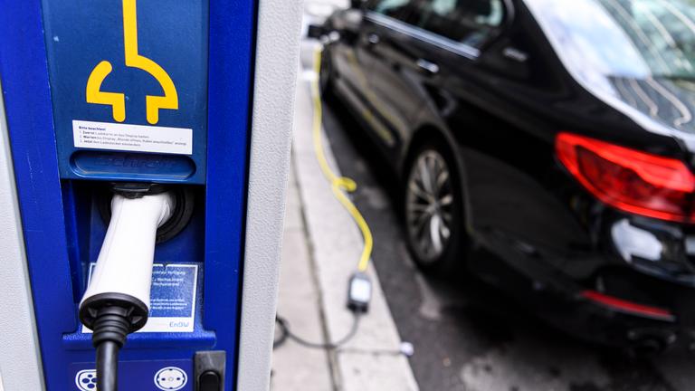 Baden-Württemberg, Stuttgart: Ein Auto steht an einer Elektroladestation in der Stuttgarter Innenstadt.