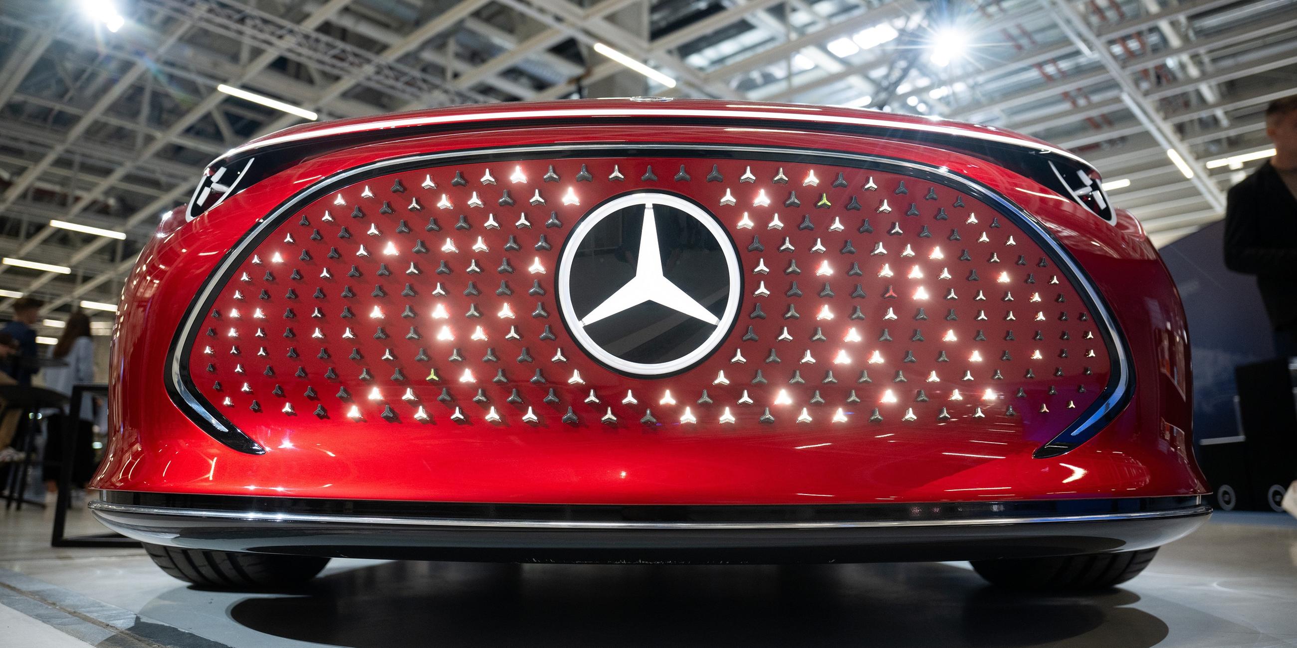 Baden-Württemberg, Stuttgart: Ein Elektroauto vom Typ Concept CLA Class mit leuchtendem Mercedes-Stern steht während der Eröffnungsfeier des Mercedes Benz eCampus, die der Bundeswirtschaftsminister im Rahmen seiner mehrtägigen Sommerreise besucht, in einer Halle.