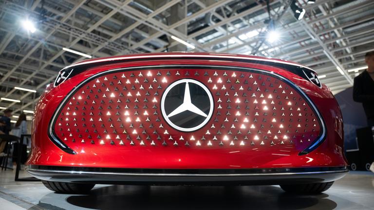 Baden-Württemberg, Stuttgart: Ein Elektroauto vom Typ Concept CLA Class mit leuchtendem Mercedes-Stern steht während der Eröffnungsfeier des Mercedes Benz eCampus, die der Bundeswirtschaftsminister im Rahmen seiner mehrtägigen Sommerreise besucht, in einer Halle.