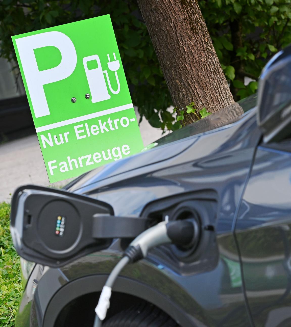 Ein Elektrofahrzeug wird aufgeladen. 
