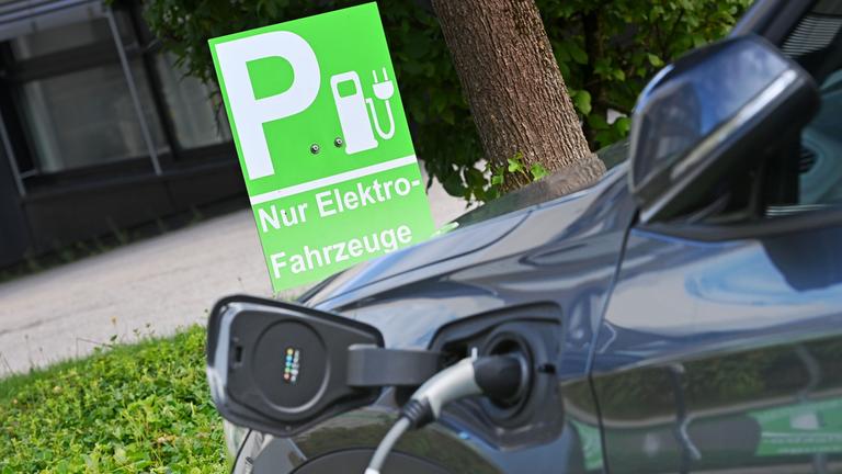 Ein Elektrofahrzeug wird aufgeladen. 