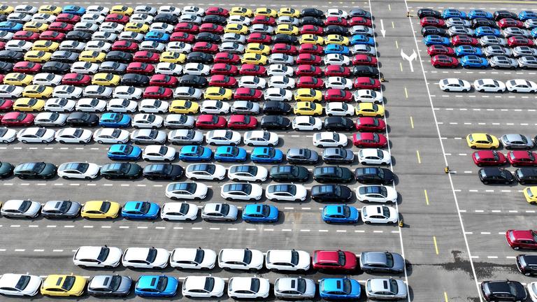 Chinesische Elektroautos warten am Hafen in Lianyungang, China, auf die Verladung