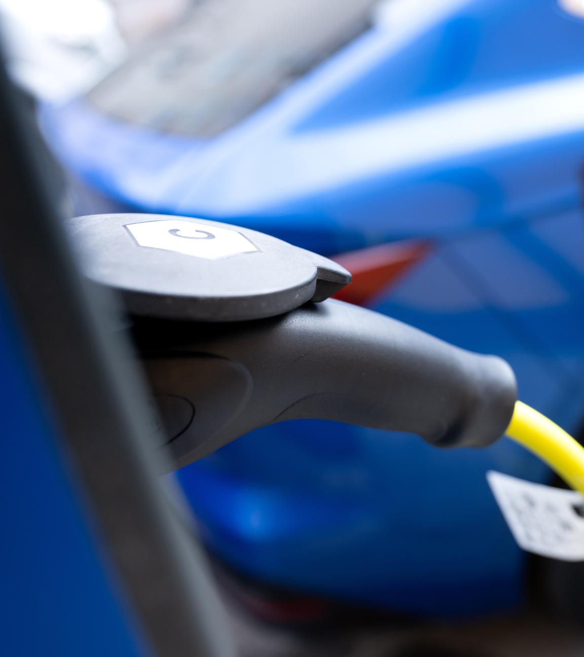 20.01.2025, Bayern, München: Ein Elektroauto steht in der Innenstadt von München an einer Ladesäule. 