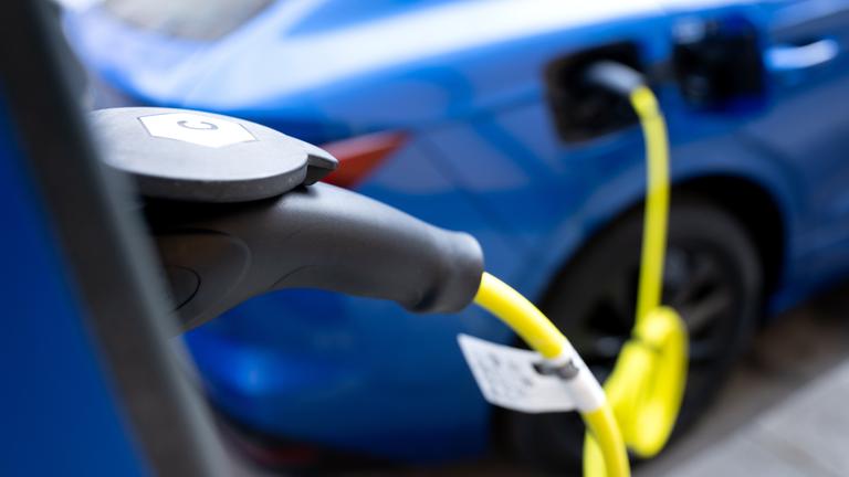 20.01.2025, Bayern, München: Ein Elektroauto steht in der Innenstadt von München an einer Ladesäule. 