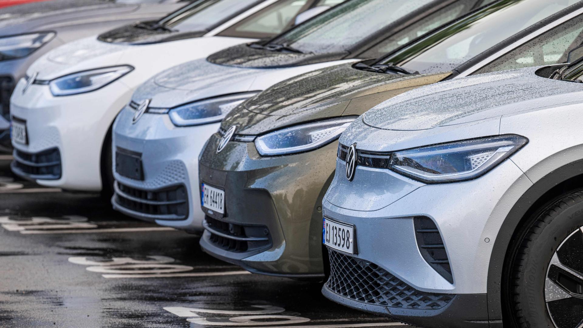 Elektroautos stehen auf einem Parkplatz in Norwegen.