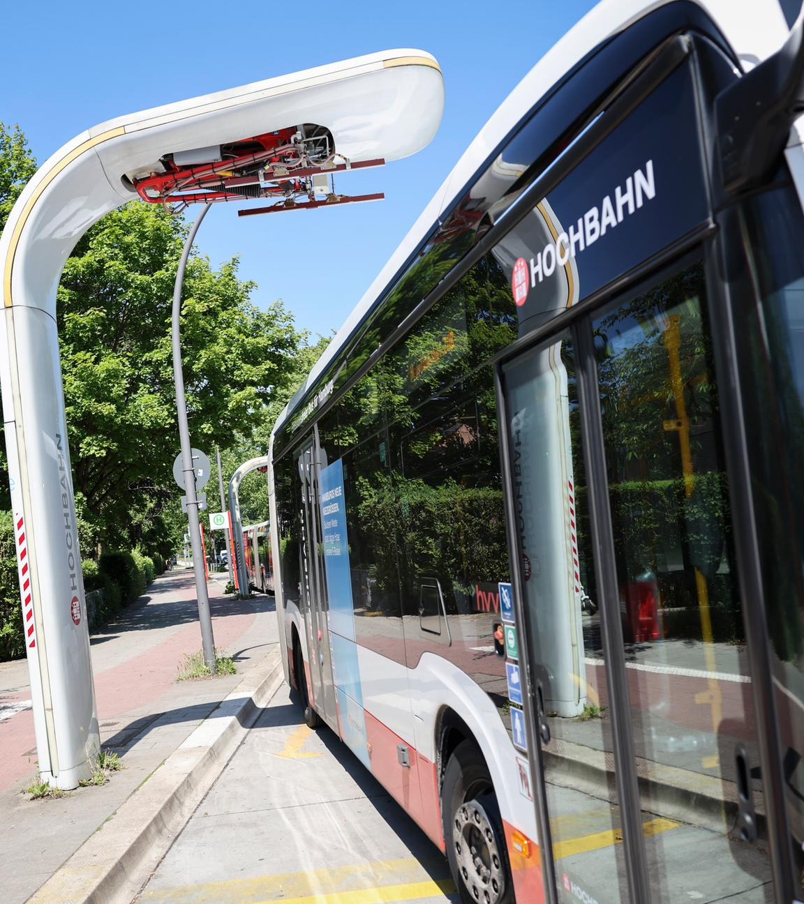 Ein Elektrobus der Hochbahn Hamburg verlässt die Haltestelle Alsterdorf.