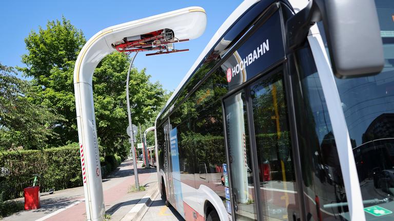 Ein Elektrobus der Hochbahn Hamburg verlässt die Haltestelle Alsterdorf.