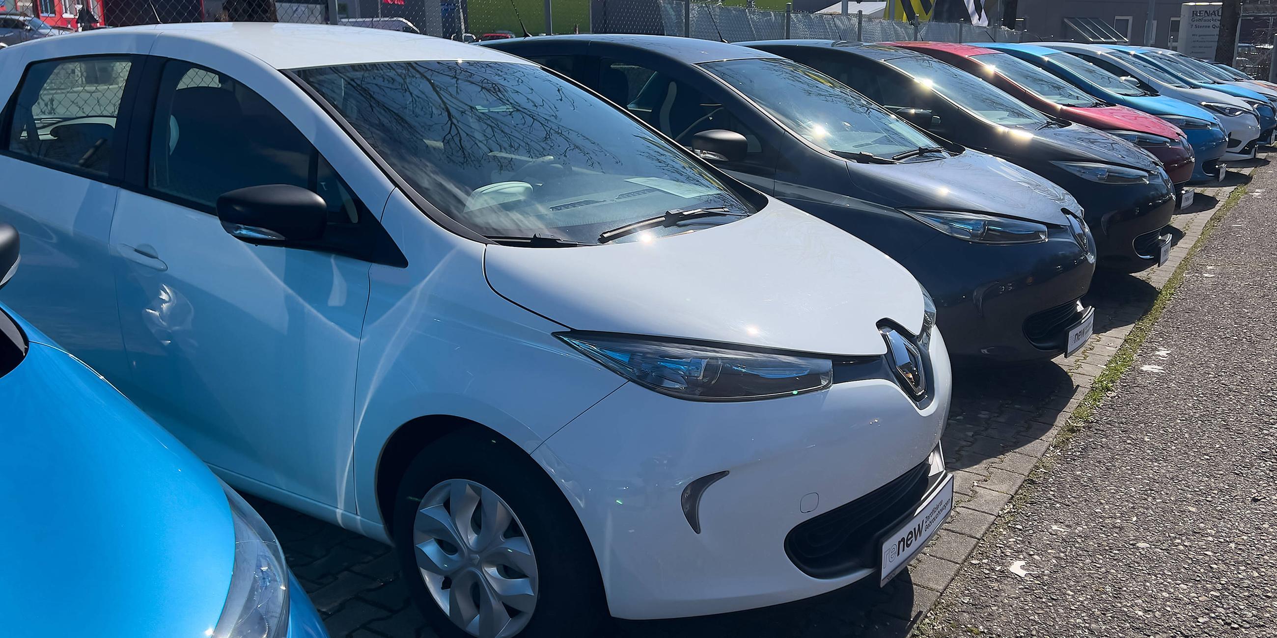 Autohändler mit Elektrofahrzeugen