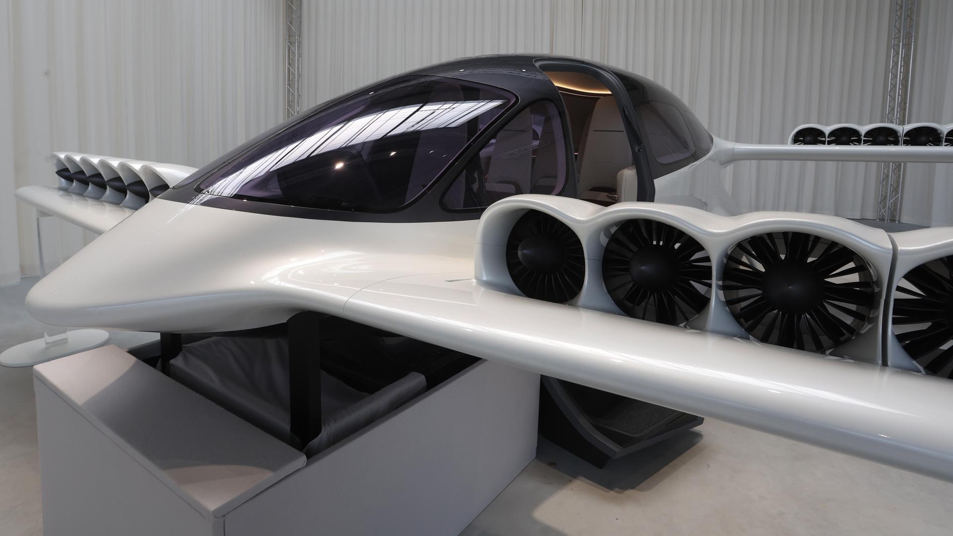 Bayern, Weßling: Ein vorläufiges Modell eines Lilium-Jets steht beim Luftfahrzeuge-Hersteller Lilium in einer Halle.