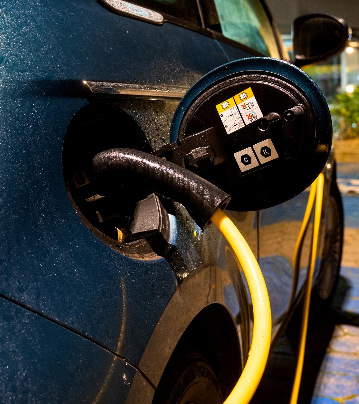 Hamburg: Ein E-Auto wird an einer Ladesäule geladen.