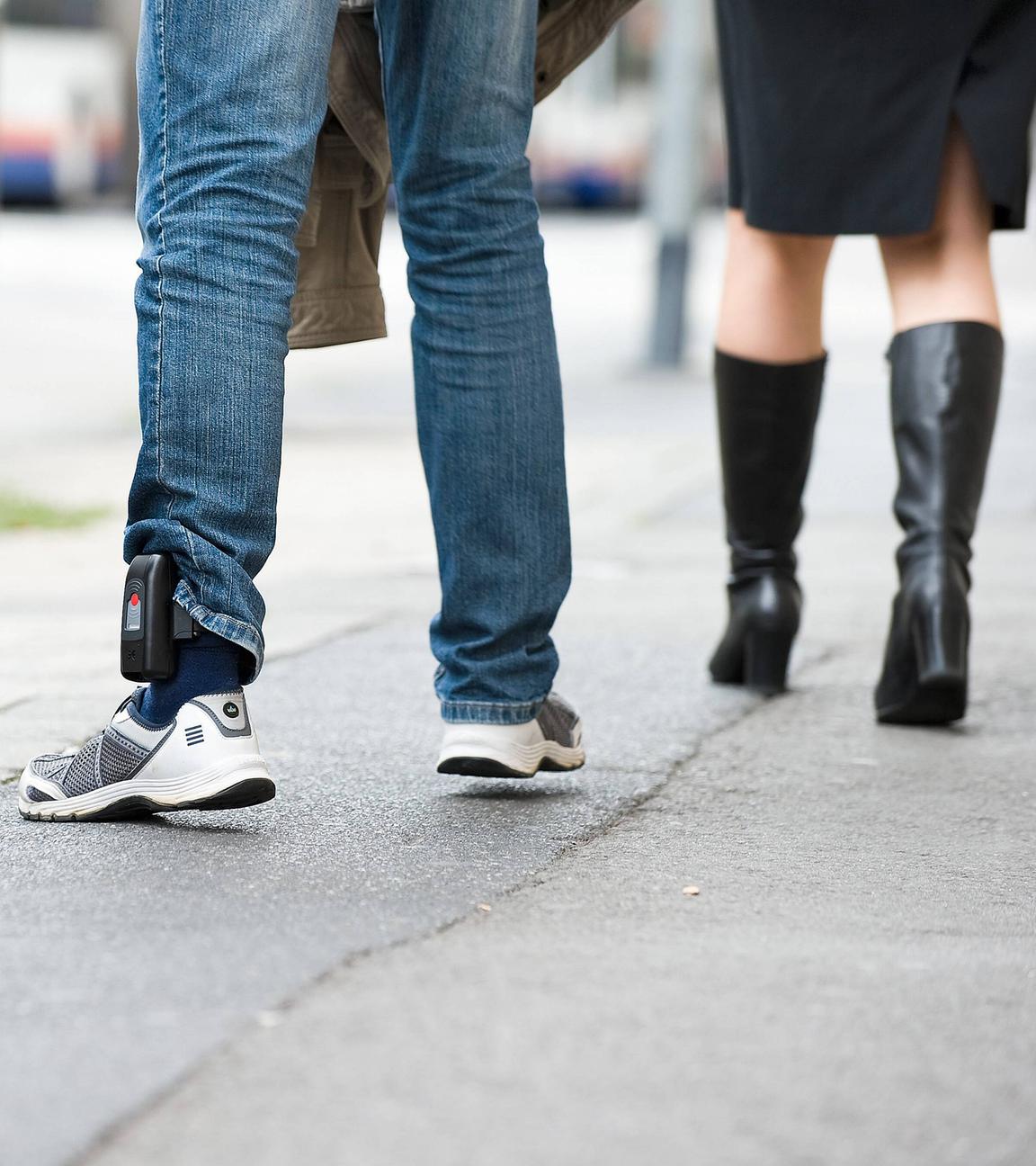 Archiv: Ein Mann mit Fußfessel, aufgenommen am 29.08.2011