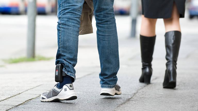 Archiv: Ein Mann mit Fußfessel, aufgenommen am 29.08.2011