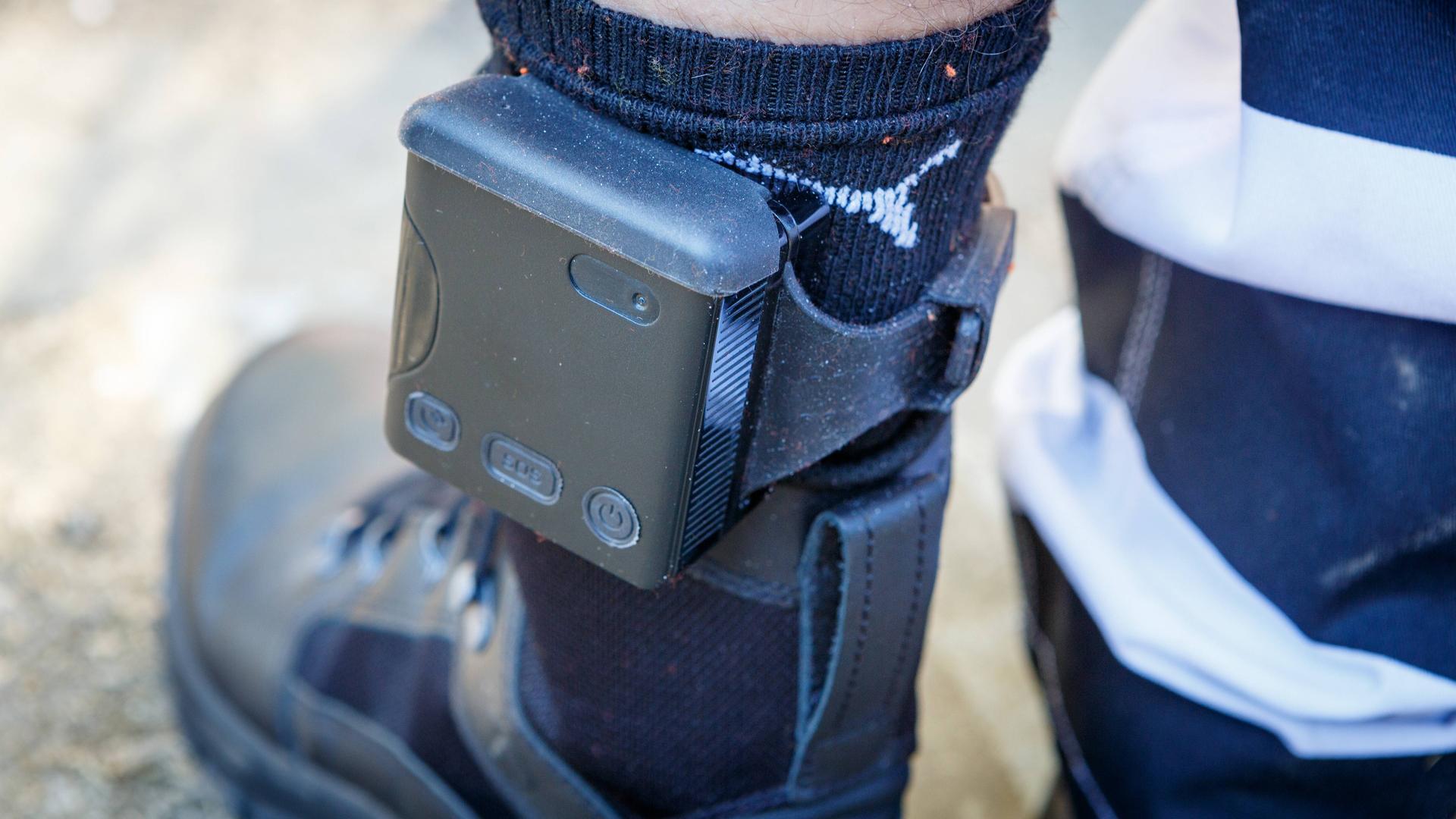 Elektronische Fußfessel, zur Aufenthaltsüberwachung einer Person, welche an einem der Fußgelenke angebracht wird. 