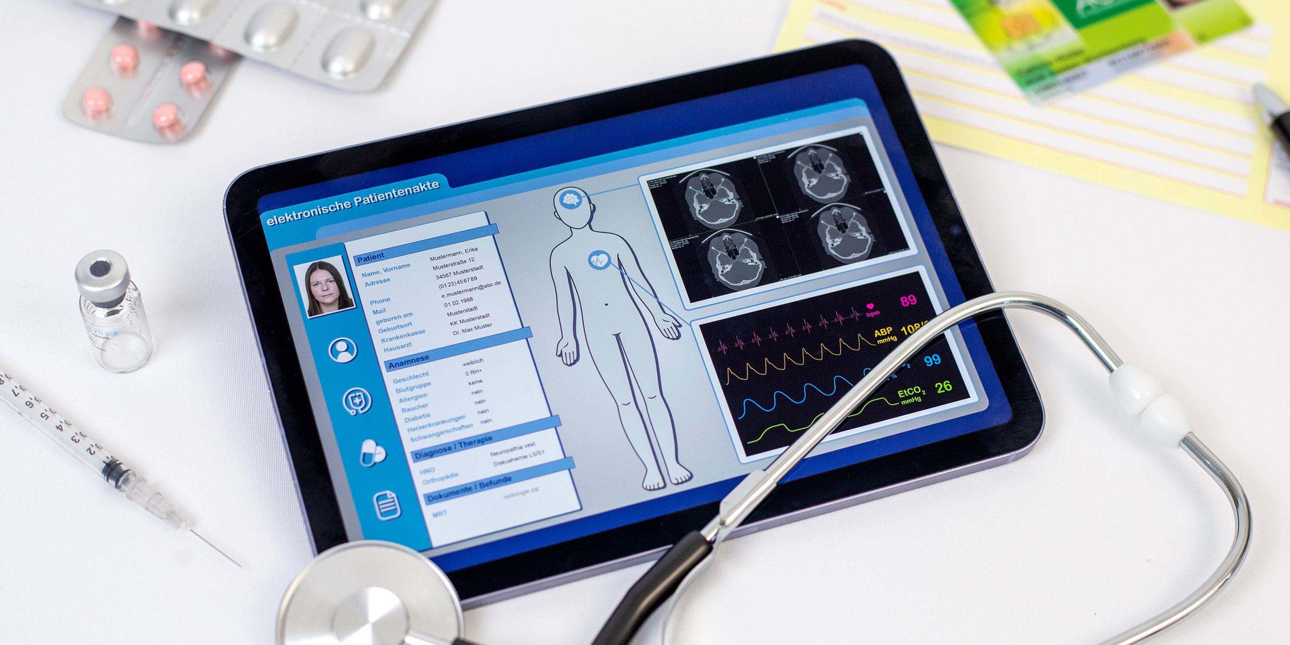 Elektronische Patientenakte auf einem Bildschirm eines Tablets. (Symbolbild)