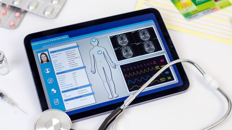 Elektronische Patientenakte auf einem Bildschirm eines Tablets. (Symbolbild)
