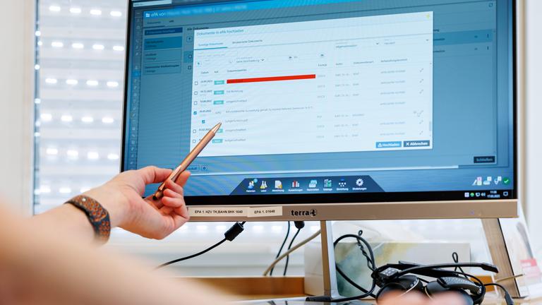  Nürnberg: Ein Hausarzt lädt in seiner Praxis Dokumente in eine elektronische Patientenakte "ePA".