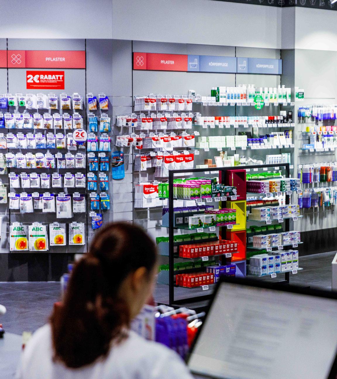 Eine Apotheke ist zu sehen, in der eine elektronische Patientenakte geöffnet ist