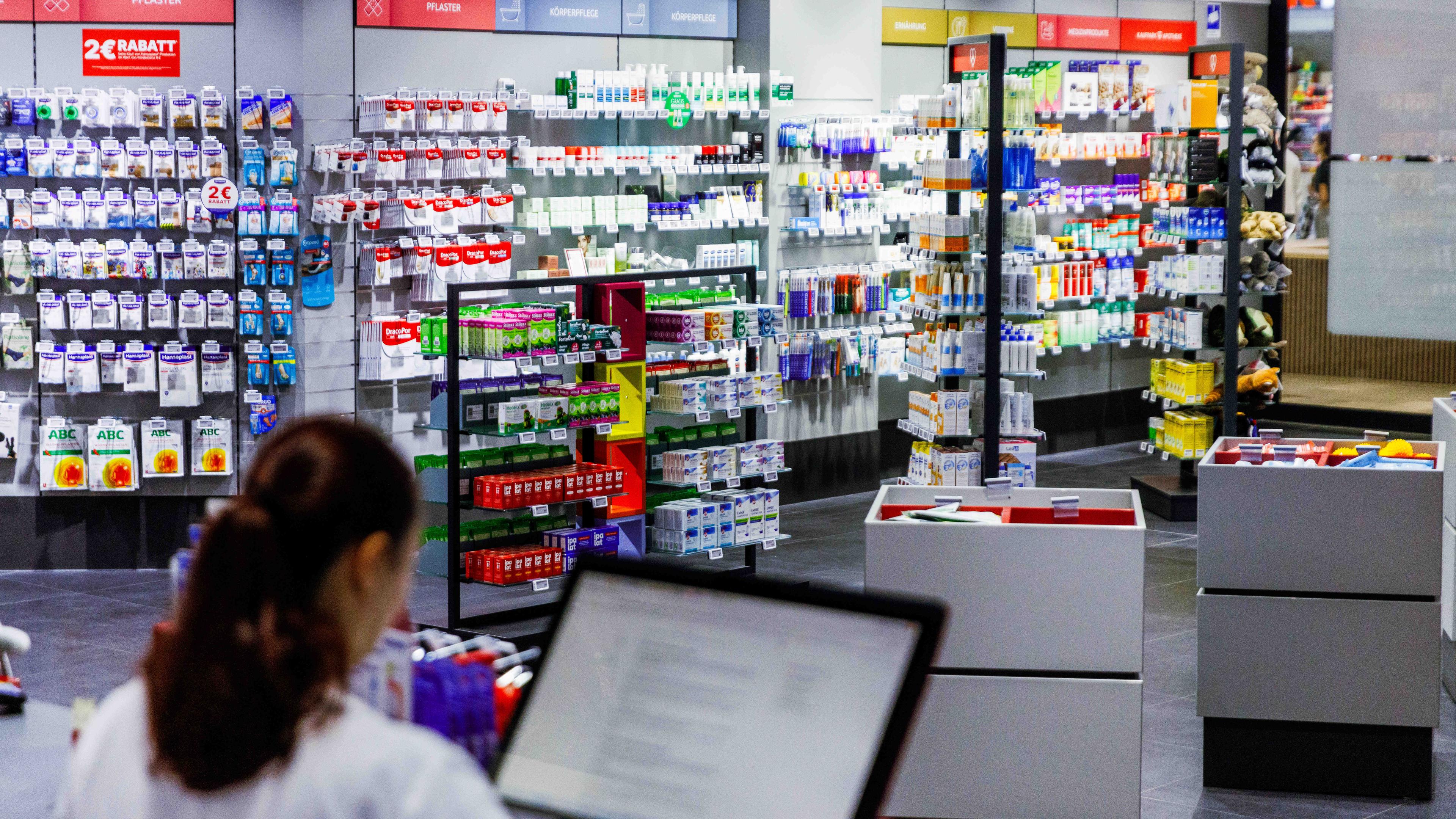 Eine Apotheke ist zu sehen, in der eine elektronische Patientenakte geöffnet ist