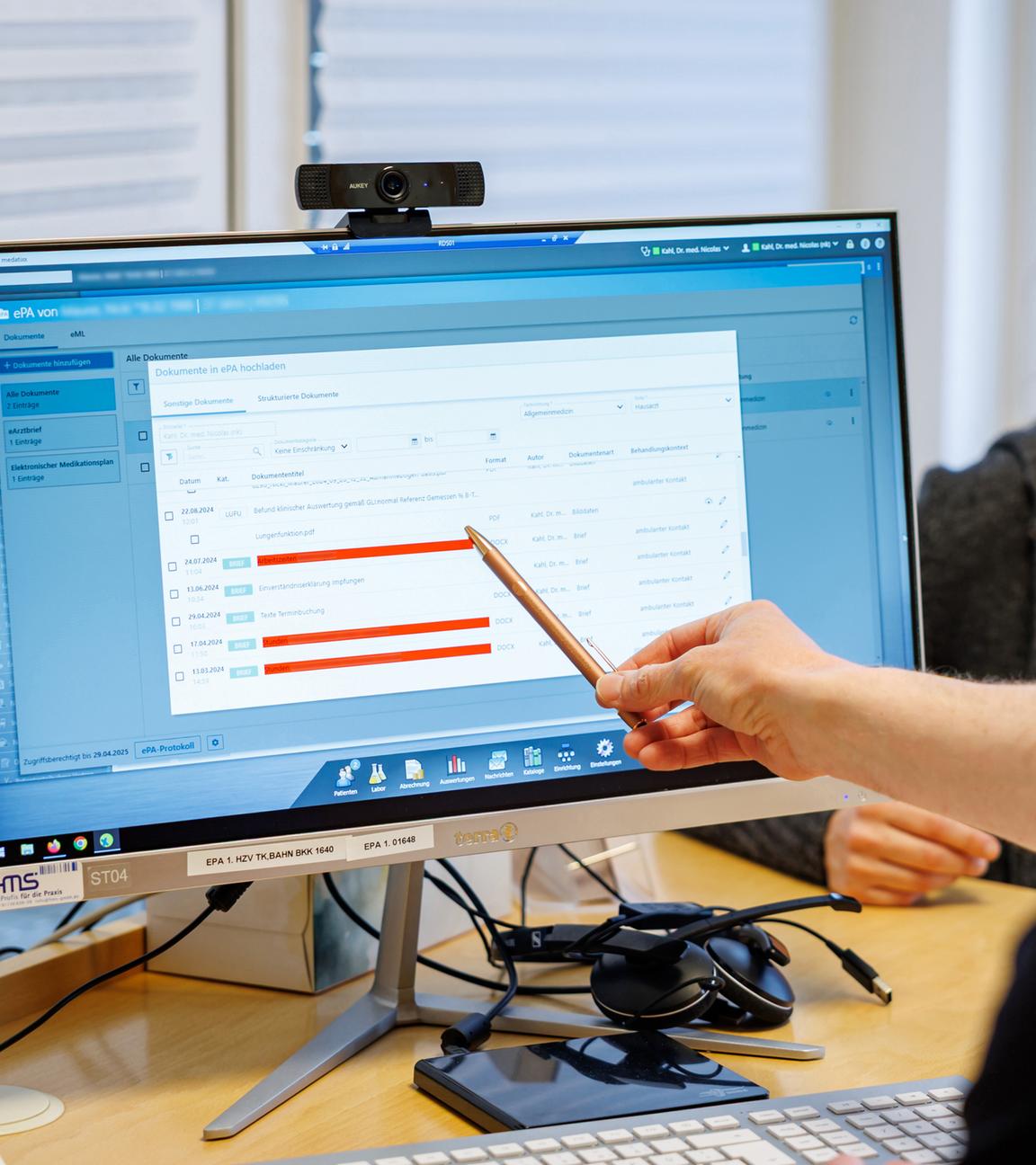 Hausarzt lädt Dokumente in eine elektronische Patientenakte "ePA"